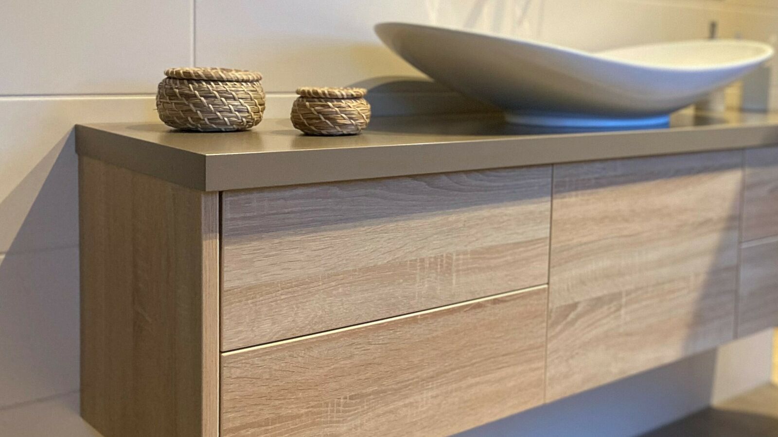 Unterbau für Waschbecken mit Holzdekor 